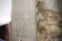 Kahen&nbsp;(en) lisant l'Orit.