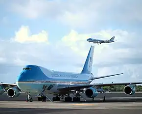 Air Force One (dans les airs) et sa doublure au sol lors d'une visite en 2003 de George W. Bush