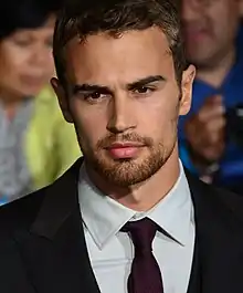 Theo James est Quatre
