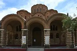 Façade ouest et entrée de l'église.