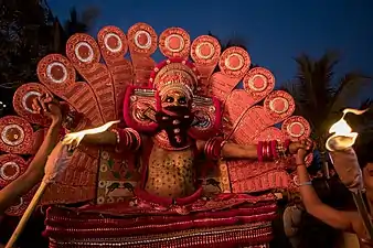 Theyyam au temple Mandothum Kavu de Kadachira&nbsp;(en).
