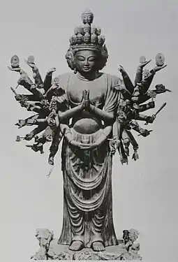 Kannon aux mille bras, debout. Vers 934. Bois coloré. H. 109,7 cm (43,2 in), Hosshō-ji, Kyoto.