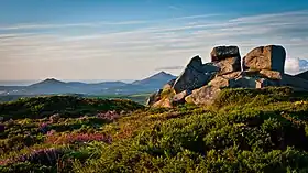 Vue du tor le plus méridional de Three Rock Mountain avec, au dernier plan, le Little Sugar Loaf et le Great Sugar Loaf.