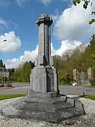 Le monument aux morts militaires et civils.