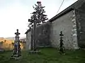 Croix et monuments à gauche de l'église Saint-Jean-Baptiste de Jaunac.