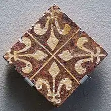 Carreau de pavement à quatre fleurs de lys. Musée du Louvre. XVe&nbsp;siècle