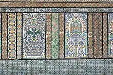 Gros plan sur les céramiques murales.