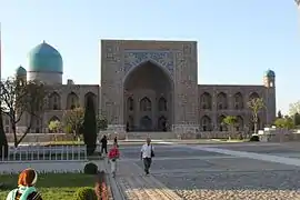 Vue extérieure de la médersa Tilla-Qari.