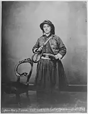 Marie Tepe, (1834-1901), ici dans l'uniforme des Collis Zouaves. Elle servit dans les 27e et 114e régiments d'infanterie de Pennsylvanie. Connue sous le nom de "French Mary", elle était une vivandière