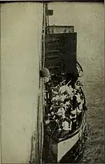 Le canot no&nbsp;12 atteint le Carpathia.