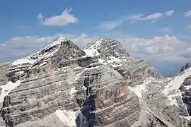 La Tofana di Dentro (à gauche) et la Tofana di Mezzo. (au centre, à l'arrière).