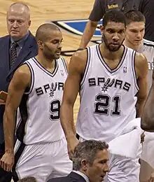 joueurs de rapprochant du banc de touche pour un temps-mort.