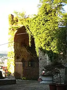 Située sur la pente de la colline de San Giusto, la Tor Chucherna est la seule tour d'observation qui reste des anciens murs