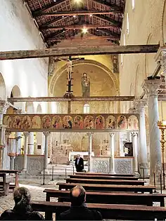 Vue depuis le vaisseau central vers l'abside : mosaïques des apôtres, XIIe&nbsp;siècle, de la Vierge et l'Enfant, XIIIe&nbsp;siècle. Au premier plan : Iconostase, peintures - tempera et or sur bois - du XVe&nbsp;siècle.