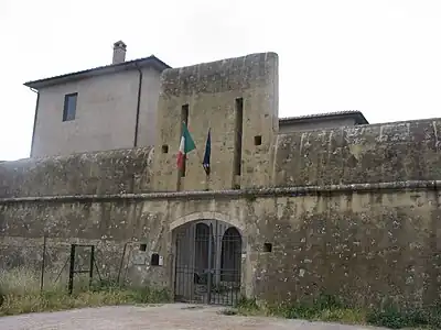 Entrée de l'enceinte.