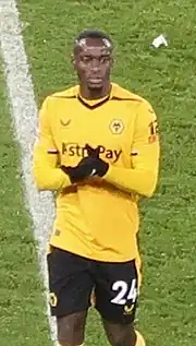 Toti, de face et les mains liées, avec les Wolves lors d'un match contre le West Ham United.