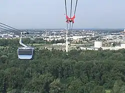 Le Téléo survole la Garonne à l'approche de la station Oncopole - Lise Enjalbert en 2022.