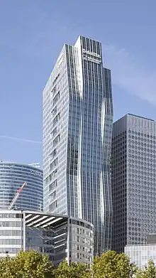 Immeuble de bureau bleu quatre étages.