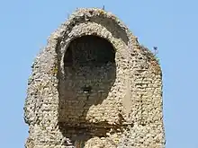 Photo en couleurs d'une niche en maçonnerie, vue rapprochée.