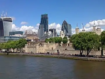 Au 1er plan la Tamise, au 2e plan la tour de Londres, au dernier plan la Cité.