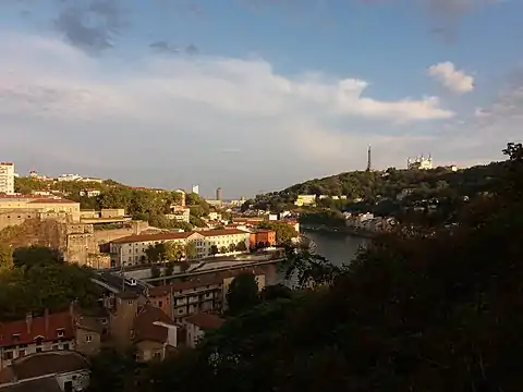 Le grenier est le long bâtiment au bout du pont Kœnig à droite.