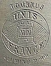 Vue détaillée d'un estampillage dans l'aluminium.