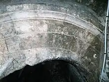 Photographie en couleurs d'un arc composé de pierres de grand appareil moulurées