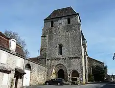 Le clocher et la façade ouest de l'abbaye bénédictine.