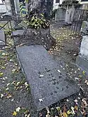 Tombe anonyme de l'évêque Bernier dans le cimetière du Calvaire, situé au sommet de la butte Montmartre.