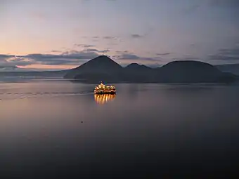Bateau au crépuscule sur le lac.