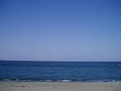 La baie de Toyama vue de la plage à Toyama.