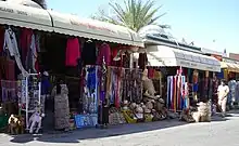 Boutiques alignées le long d'une rue.