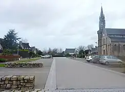 Trégarantec : l'église paroissiale Saint-Théarnec et la place principale du bourg.