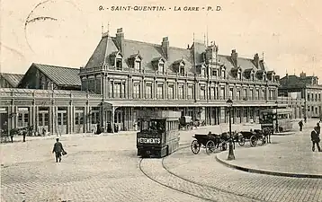 Tramway à air comprimé Mékarski devant la gare de Saint-Quentin (Aisne) vers 1906