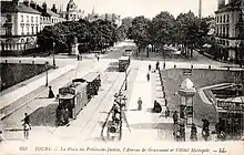 Carte postale en noir et blanc représentant deux tramways venant de se croiser.