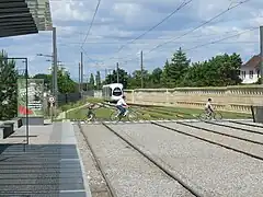 Les installations de la station Meyzieu-Gare sont à 4 voies pour permettre le dépassement des rames du T3 par celles du Rhônexpress.