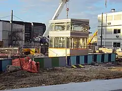 Ascenseur d'accès à la station, en cours d'installation, en juillet 2012.