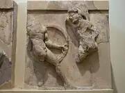 Héraclès et Kyknos. Trésor des Athéniens. Très haut relief, marbre de Paros H. 67&nbsp;cm ; juste après 490. Delphes.