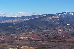 Vue de la partie centrale du bassin de Tremp avec l'anticlinal de Sant Corneli en arrière-plan.