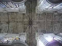 Voûte de l'église, au centre.
