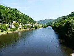 La Truyère vue depuis le pont, côté amont.