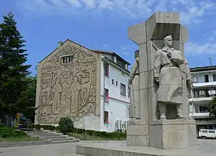 Monument sur la place centrale