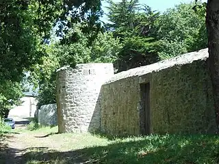 Mur d'enceinte en remontant vers la chapelle Sainte-Catherine, visible en arrière-plan.