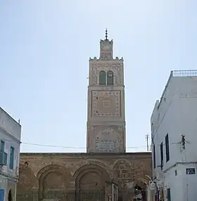 Mosquée El Ksar datant du XIIe&nbsp;siècle (à l'exception de son minaret élevé au XVIIe&nbsp;siècle).