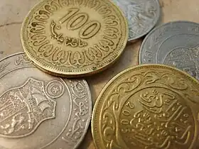 Vue de pièces tunisiennes (dinar, millimes) en circulation.