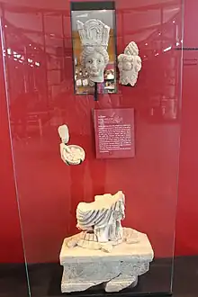 Vue générale de la statue avec les fragments retrouvés