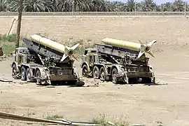 Deux lance-missiles tactiques SRBM "sol-sol" Laith-90, dérivé irakien du FROG-7 soviétique, de 90&nbsp;km de portée, mis en œuvre par la Garde Républicaine, capturés en 2003.