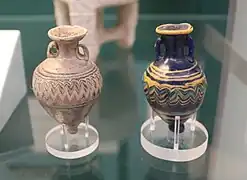 Deux fioles à parfum en verre coloré. VIe&nbsp;– Ve&nbsp;siècle av. J.-C., Tharros. British Museum.