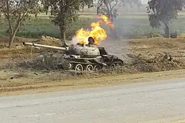 Char Type 69 irakien en flammes, 2 avril 2003.