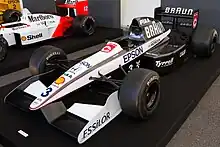 Vue de devant d'une monoplace noire et blanche